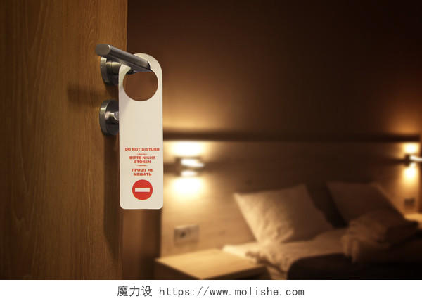 背景为床的请勿打扰酒店客房门把手上的告示
